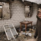 Ukraine : les habitants du village d'Andriivka enterrent leurs proches