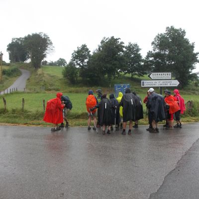 Pourquoi les vrais randonneurs adorent marcher sous la pluie : 7 raisons étonnantes de braver les intempéries