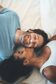 couple allongé sur un lit