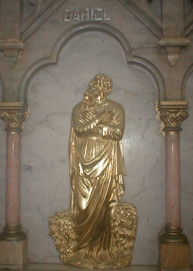 Sur le tr&egrave;s bel autel de l'Eglise du Moule se trouvent les statuettes en appliques des proph&egrave;tes. D&eacute;couvrez-les ici en images.