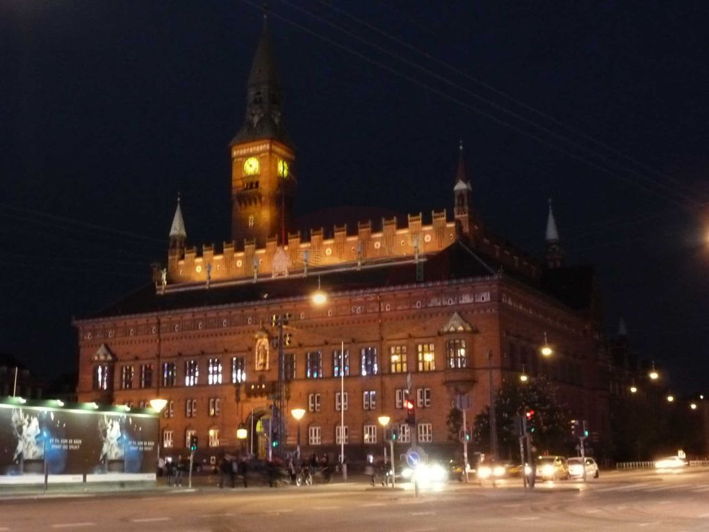 Une autre capitale: Copenhague ! Fondée au Xe siècle par les Vikings, Copenhague est à l'origine un village de pêcheurs, fortifié en 1167. La ville devient la capitale du Royaume de Danemark dès le début du XVe siècle. Aujourd'hui, 602 481 personnes vivent dans cette superbe ville scandinave.