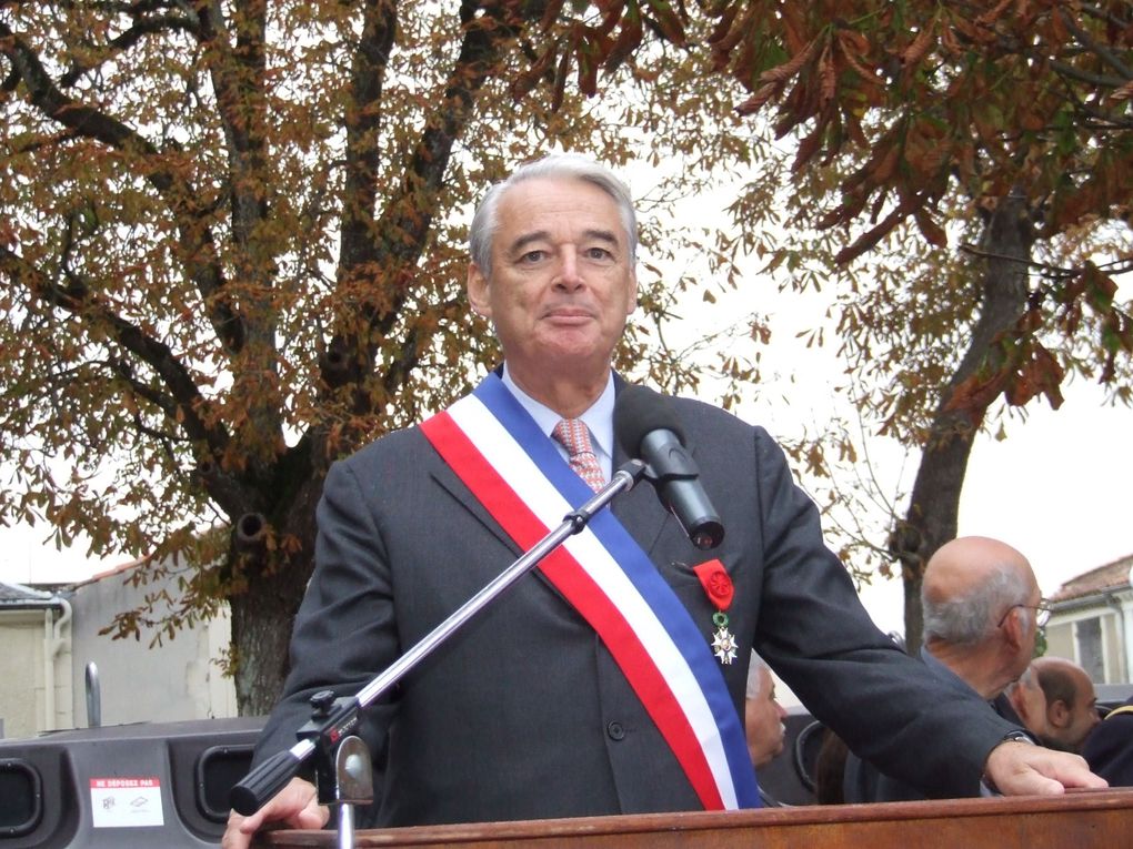 Présentation au Drapeau des Militaires techniciens de l'air et Volontaires militaires techniciens de l'air promotion 2009 de l'EETAA 722 de Saintes, à Saint-Jean-d'Angély, le 22 oct 2009