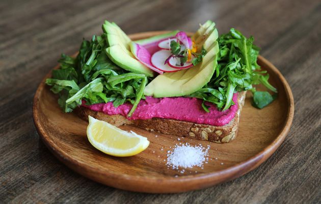 Avocado toast au houmous de betterave