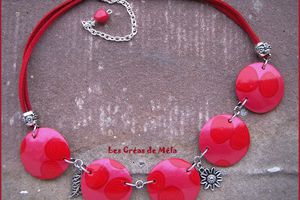 Collier lentilles, tons rouge/rose, et boucles d'oreilles assorties