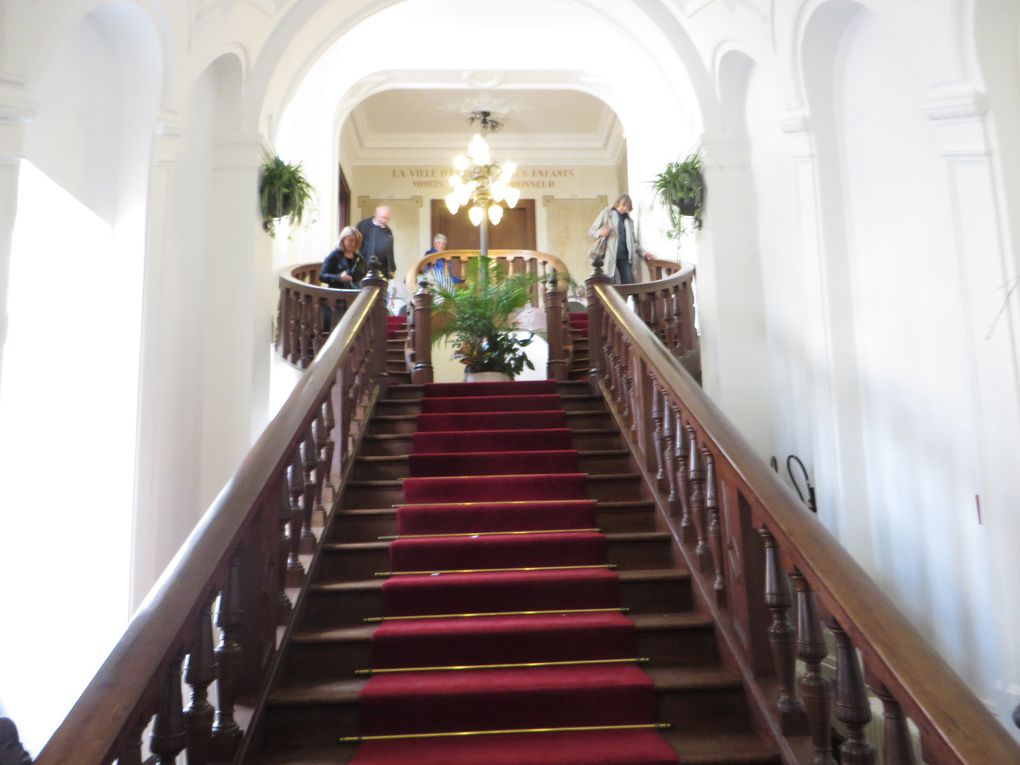 hôtel de ville de Etampes, exterieur , escalier intérieur, bibliothèque , salle du conseil, salle de mariage 