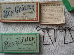 l'automobile, le bon geolier, le bonnet phrygien