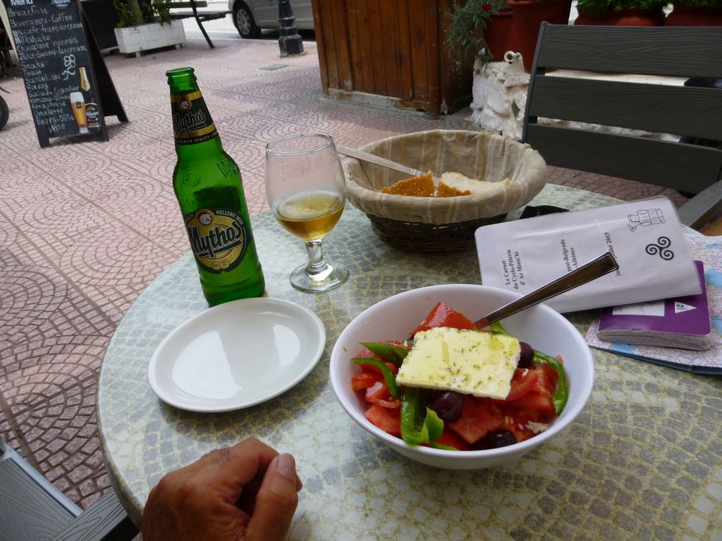 salade grecque (plat national avec la moussaka" - Quand il pleut....il pleut ! - Camping Tsolis à Labiri: vue imprenable ! -