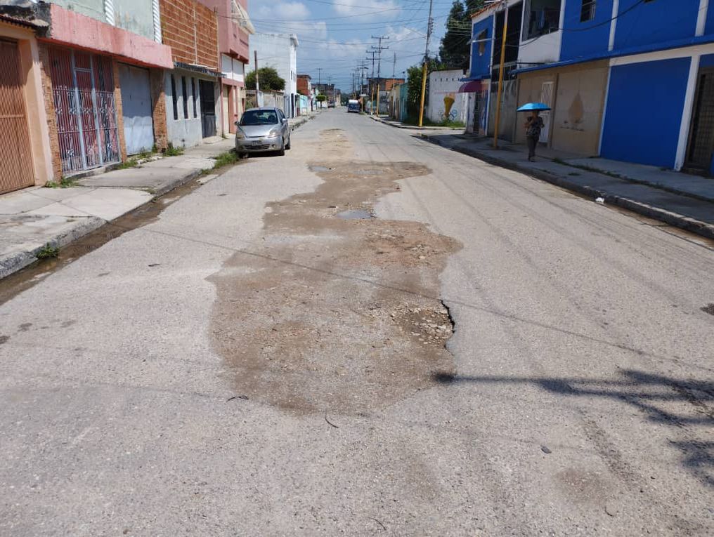Vecinos exigen arreglos de las arterias viales en la parroquia Santa Rosa de Valencia (+Fotos)