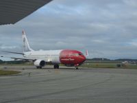 Avant le décollage, le petit coucou côtoie les plus gros Airbus et Boeing.