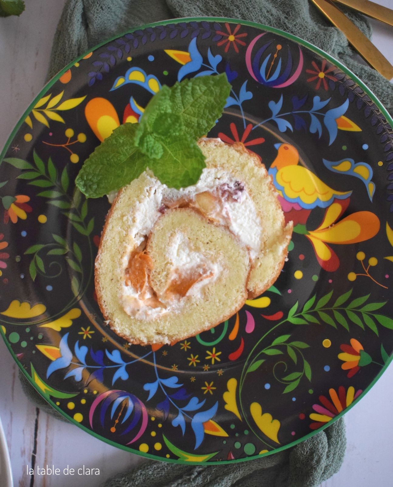 Biscuit roulé pêches chantilly