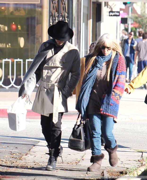 Album - Jared-shopping-in-LA---24-Dec-2010