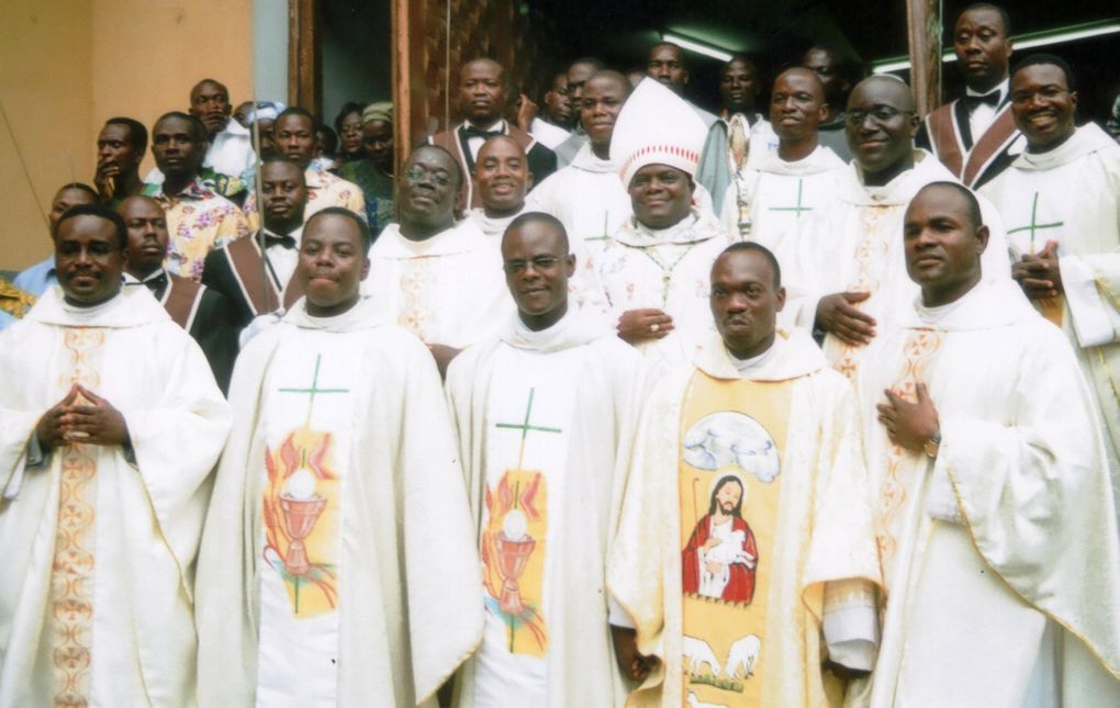 Six jeunes SVD ordonnés prêtres en août 2008 à Lomé par l'archevêque de Lomé, Mgr Denis Amuzu-Dzakpah.