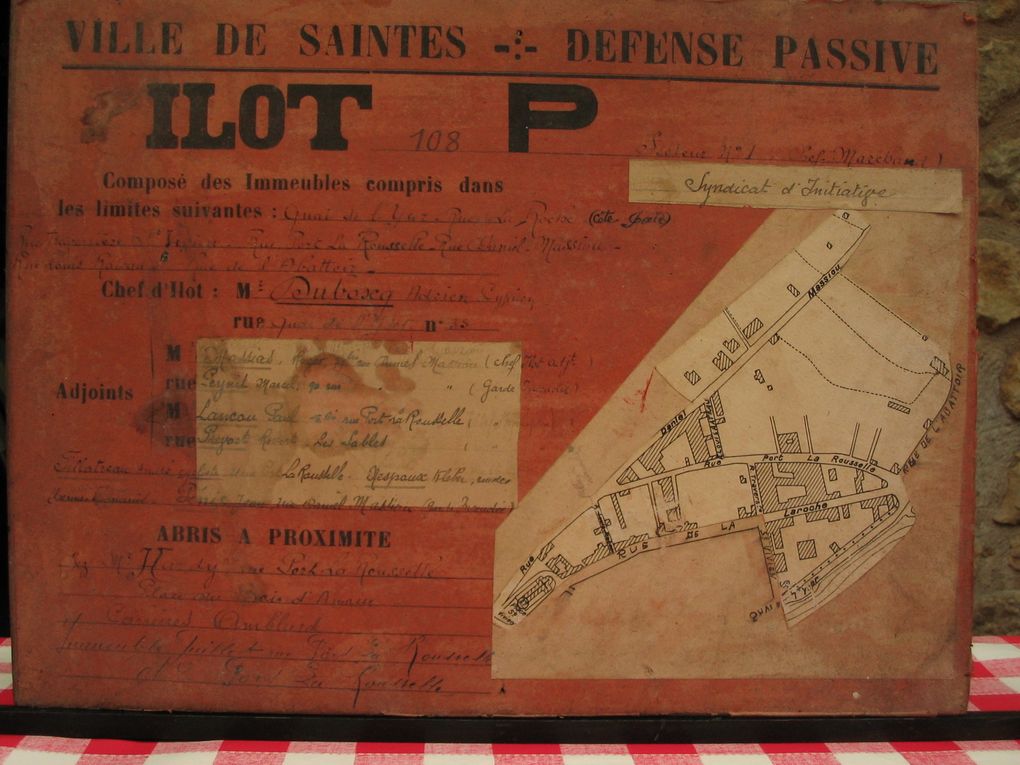 Les alertes à Saintes, c'était souvent, mais en été 1944... ce fut presque quotidien. Plusieurs sirènes sonnaient l'alerte..... Palais de justice, SNCF.....  On peut découvrir ici une des pages du standardiste de la gare de Saintes qui était très à l'écoute avec son téléphone.... certes jusqu'à l'alerte de cette fameuse nuit. 