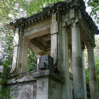 Le Mausolée de la roche à Annesse et Beaulieu, patrimoine abandonné
