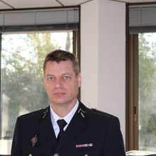 IN MÉMORIAM : LE M.N.V.E.N SE JOINT À LA NATION POUR S’INCLINER EN HOMMAGE À L’ADJUDANT DE GENDARMERIE ÉRIC COMYN MORTELLEMENT BLESSÉ DANS L’EXERCICE DE SES FONCTIONS.