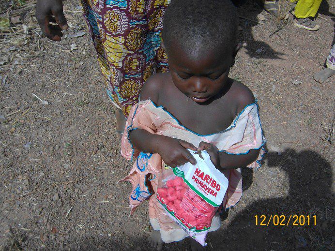 Distribution des bonbons du conteneur reçu en 2011 grâce aux efforts de Franziska et Leo Strauch d'Allemagne. Le nom de photo indique en même temps le lieu de la paroisse. C'est juste quelques exemples, car tous les diocèses du Togo et quelques p