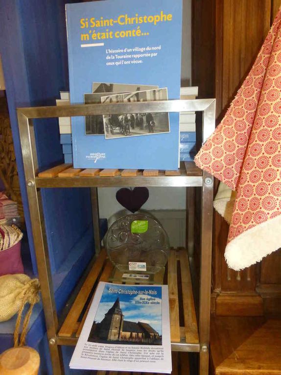 Les créations de Graine de rêve sont toujours là et, sous les livres de l'association Histoire et Patrimoine, le trophée Éco-Énergie 