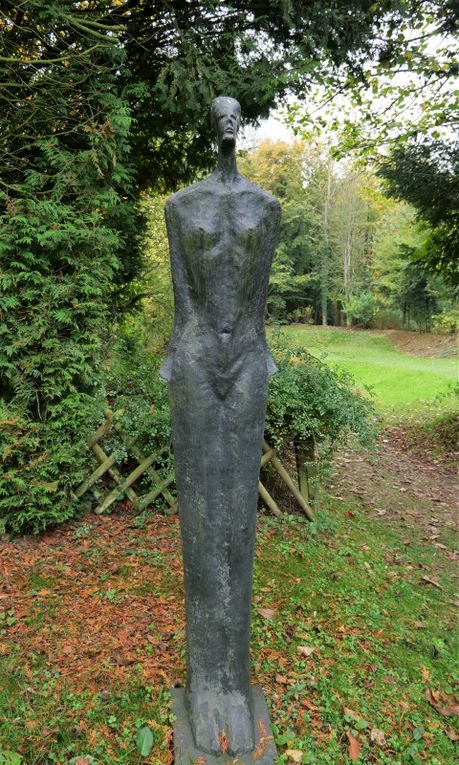 On peut aimer ou non les sculptures de Jean-Marc de Pas - sculpteur mais aussi paysagiste -, reste qu'il a su transformer ce domaine de sept hectares en un lieu poétique, indéniablement.  Au détour d'une clairière surgit une femme de  bronze endormie, devant un taillis, un visage hanté, et plus loin un étrange totem, le tout dans les couleurs de l'automne. Superbe !                           