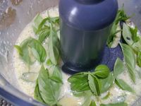 4 - Pour réaliser l'émulsion, verser dans un mixeur les 2 oeufs entiers et le jaune, 1 cuil. à café de moutarde, les baies roses, du sel et du poivre, 10 cl d'huile d'olive. Emulsioner le tout et rajouter pour finir les feuilles de basilic. Mixer à nouveau pour obtenir un mélange bien mousseux.
