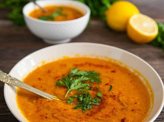 Consiga una salud de hierro con esta deliciosa sopa que incluye nutrientes esenciales como vitamina C, vitamina D, zinc, selenio, hierro y proteínas, ¡y manténgase hidratado mientras fortalece su sistema inmunológico!