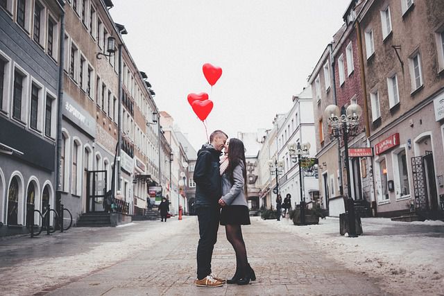 Un couple amoureux dans la rue