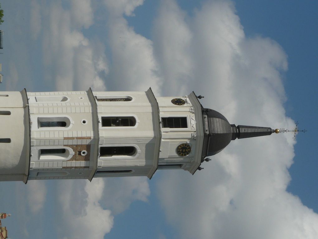 Vilnius est la ville aux cents églises. D'un point de vue architectural, le centre historique de Vilnius est particulièrement bien conservé. Il est entièrement classé au patrimoine mondial de l'UNESCO, notamment le quartier des ambassades avec ses façades typiques des pays du Nord de l'Europe, plutôt colorées et, souvent, largement sculptées.