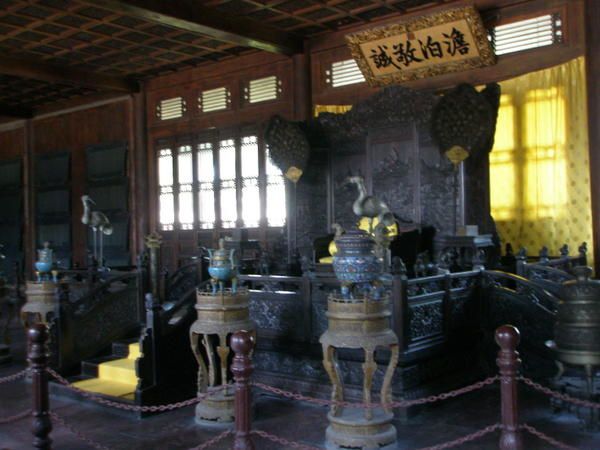 La première partie des photos montrent le magnifique parc impérial de Chengde avec son ancien palais d'été. La seconde partie des photos est consacrée aux temples lamaïques, situés tout près du parc, en fait. Ils sont immenses, je n'ai donc p