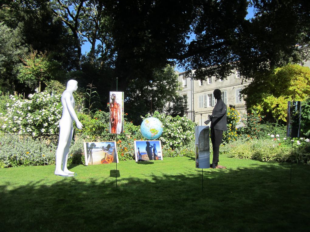 exposition dans le Jardin des Plantes à La Rochelle. Journées du Patrimoine. samedi 20 et dimanche 21 septembre 2014.
organisé par le collectif E2A avec le soutien de la Ville de La Rochelle.