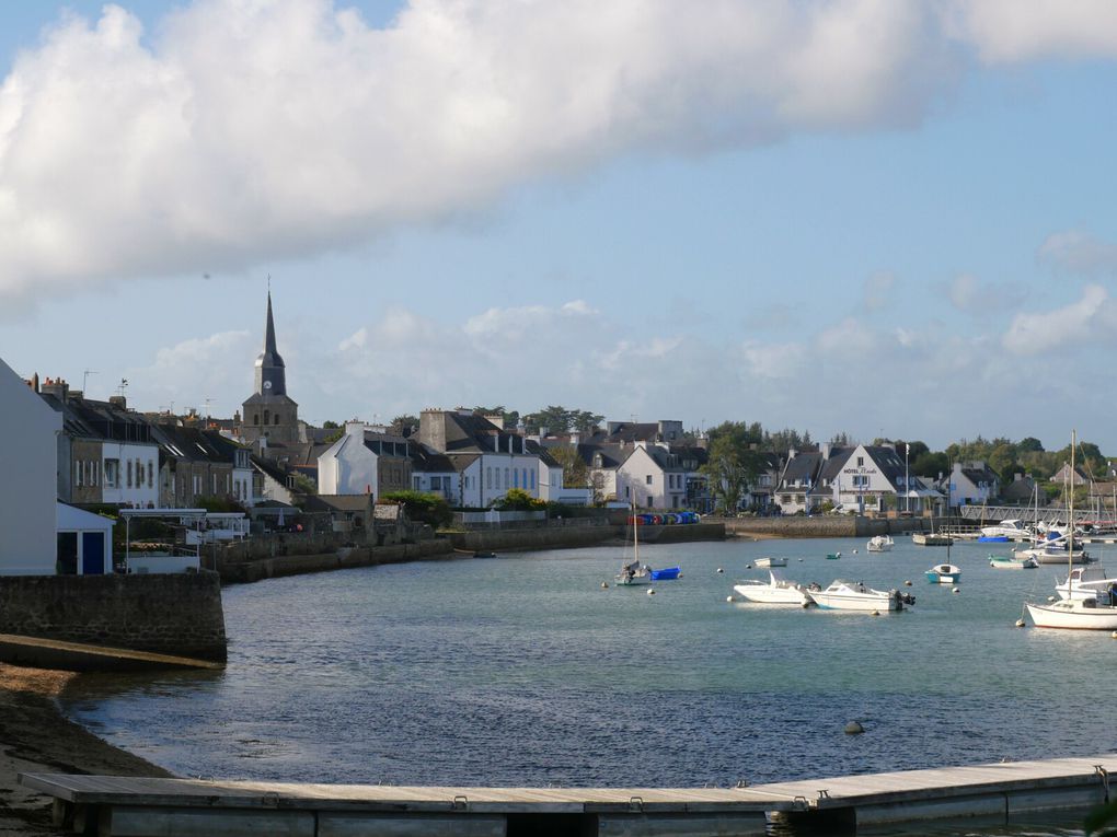 De la pointe de Kerpenhir, un joli chemin côtier mène à Locmariaquer, dont l'accès par la  route, au bout du golfe, prend du temps; d'où un lieu calme avec des bistrots sympathiques.