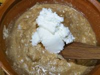 3 - Ajouter la ricotta, mélanger et aromatiser l'appareil avec quelques gouttes d'extrait naturel de framboise. Fouetter rapidement jusqu'à obtenir un pâte bien lisse. Monter les blancs en neige avec une pincée de sel, lorsqu'ils sont bien fermes les incorporer délicatement à la préparation.