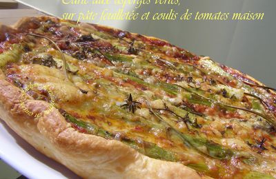 Tarte aux asperges vertes, sur pâte feuilletée et coulis de tomates maison + fromages