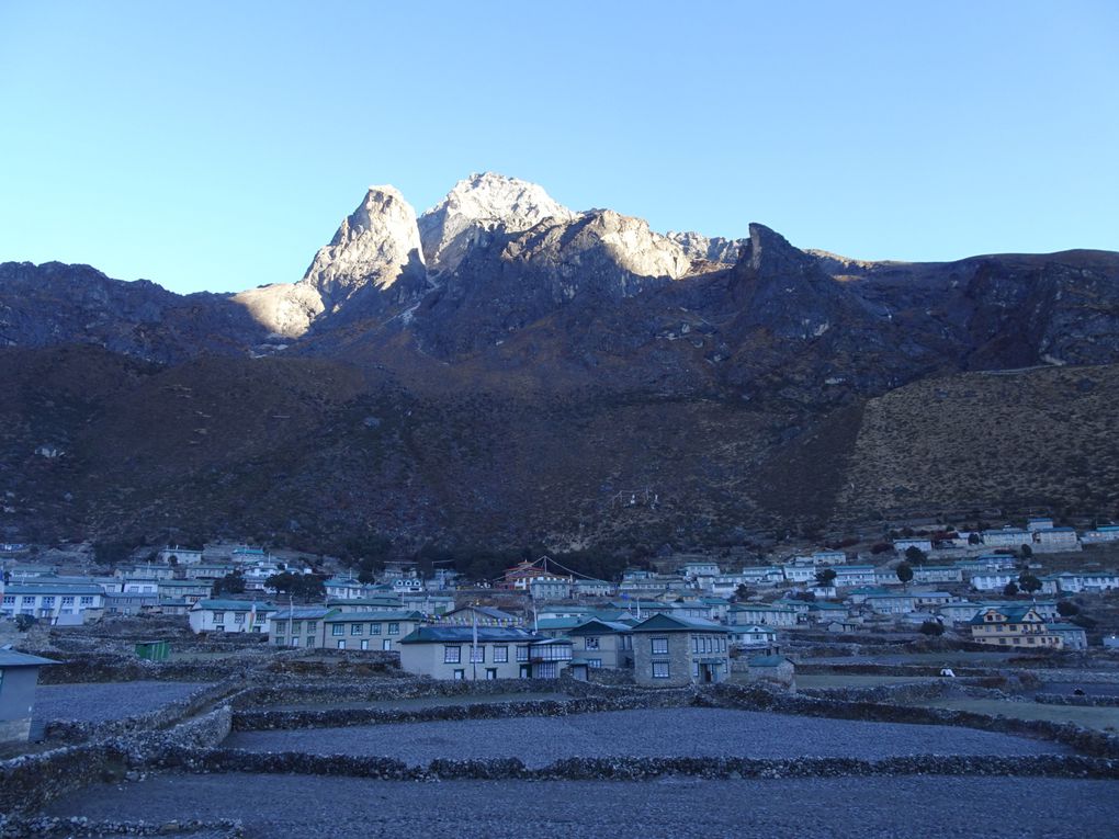 Départ de Khumjung, il gèle mais le temps est splendide, comme les sommets !