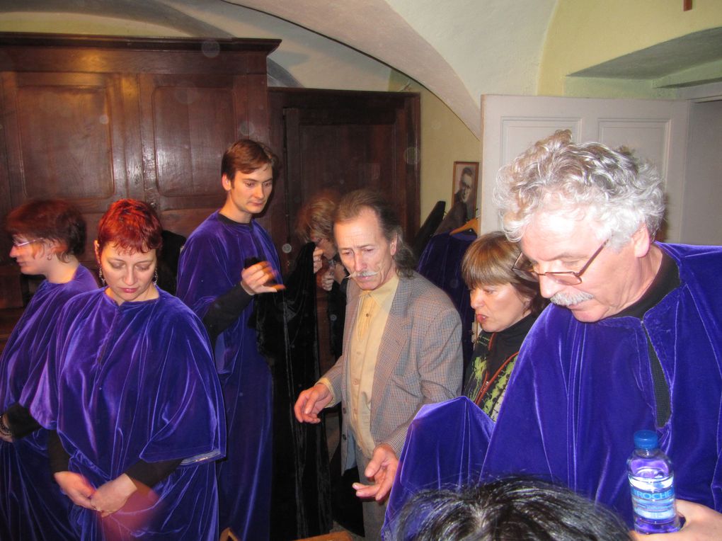 Eglise d'Athée, le Dimanche 12 Décembre. Un concert, des choristes, un chef de choeur : la joie de partager nos chansons. Pour finir cet après-midi un chocolat chaud nous attendais