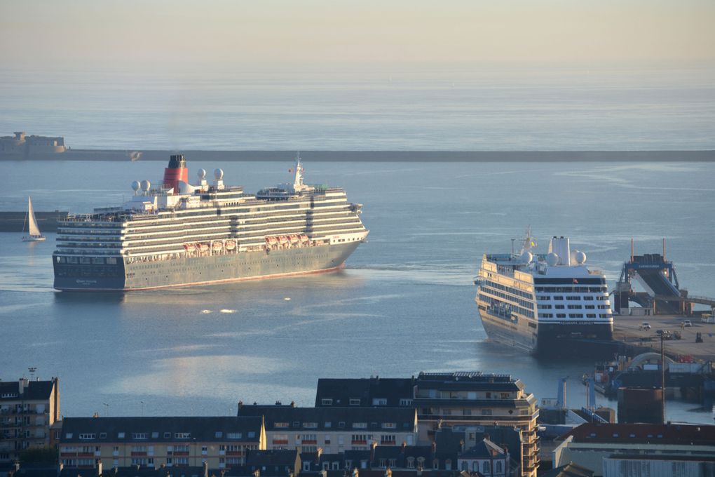 Manœuvre du paquebot en petite rade pour rejoindre l'Azamara Journey dans la darse transatlantique.