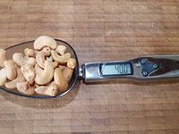 3 - Pendant ce temps concasser grossièrement les pistaches et noix de cajou. Disposer les brisures à plat sur du papier alu.