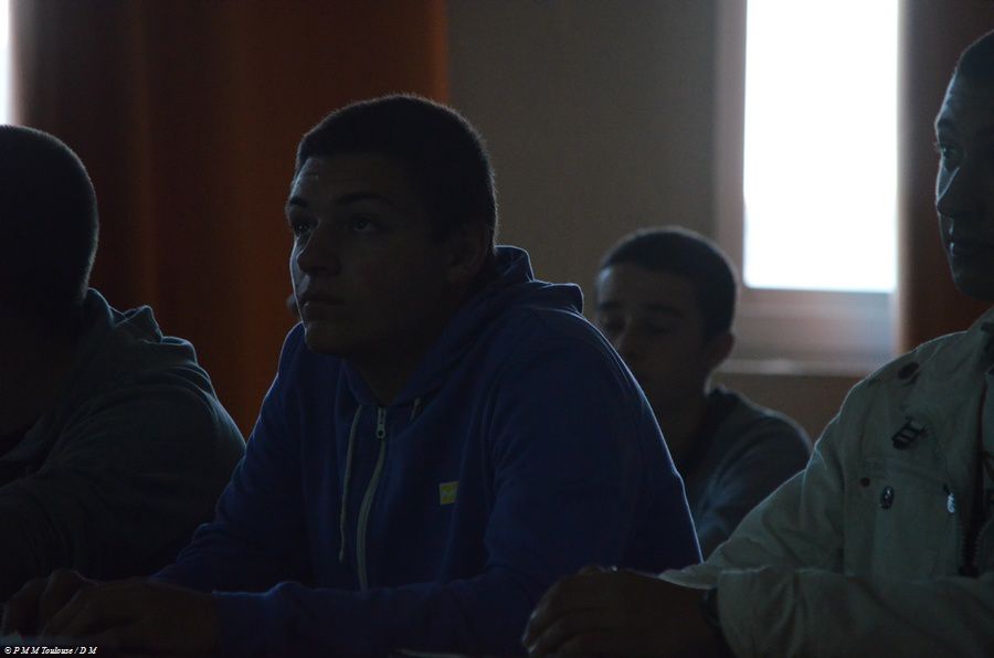 Présentation des Cadres aux Stagiaires, puis arrivée du Commandant du Centre L'Enseigne de Vaisseau Raunet-Rondreux. Les stagiaires sont tous à l'écoute... durant l'énoncé des consignes et la projection d'images.