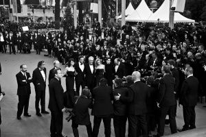 Nouvelles photos de Robert Pattinson à Cannes en Noir&amp;Blanc.