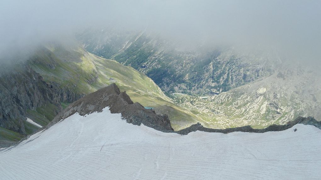 Vue splendide depuis le sommet du Mont  Taou Blanc (3439 m)... certains nuages semblent dévorer la Montagne, et les multiples petits lacs que l'on aperçoit se sont parés d'autant de nuances bleutées différentes !  