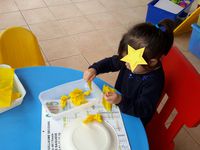 Atelier collage avec du coton pour les nuages et du crépon pour le soleil