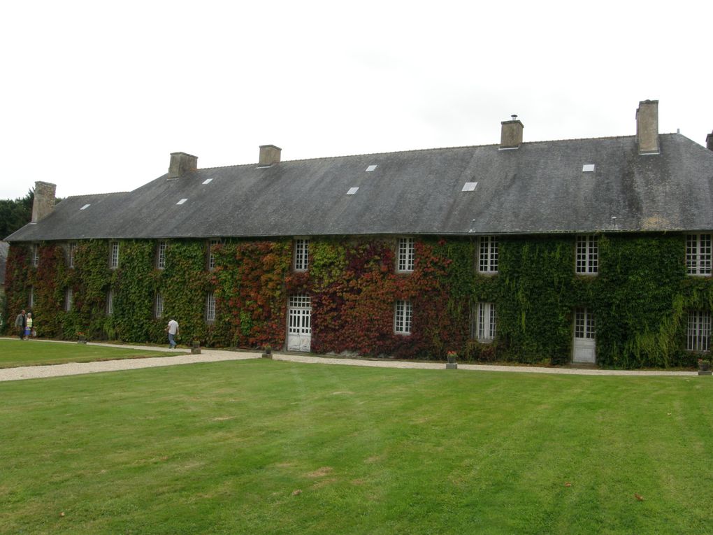 Superbe journée de découverte des chateaux du coté de Lanvolon. L'histoire nous rattrape et nous sommes fascinés par ces batisses si imposantes...