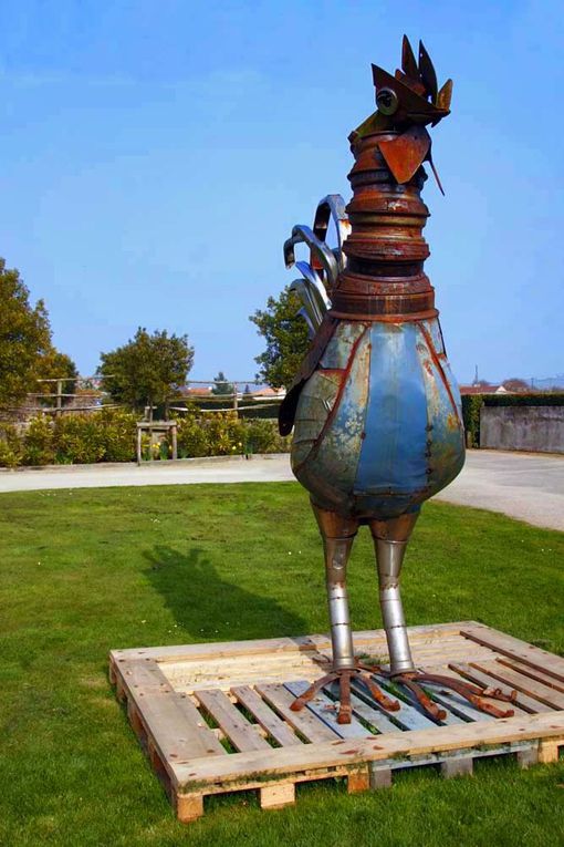 Les oeuvres du Métalo-déchéticien Christian Champin exposées dans le jardin de l'auberge de la Fontaine aux Bretons à Pornic - d'Avril à Août 2009 