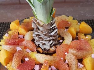Ingrédients mis en oeuvre : ananas, mangue, pomelos rose, poire, sucre coloré, petits morceaux de meringue