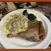 Cuisses de canard confites et sauce aux cèpes