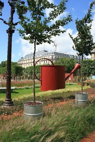 Photos de l'exposition &quot;Jardins demain&quot; &agrave; Paris du 25 mai au 1er juillet 2007 : le parvis de l'H&ocirc;tel de Ville a accueilli un jardin &eacute;ph&eacute;m&egrave;re de 2600m&sup2; pour pr&eacute;senter l'&eacute;volution du concept de jardin en milieu urbain, compl&eacute;t&eacute; par une exposition et une balade virtuelle dans l'H&ocirc;tel de Ville.