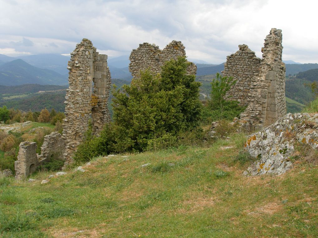 Les ruines du château de Pierre-Gourde dans la montagne ardéchoise...
Le château a été ruiné sur ordre de Richelieu et le moins que l'on puisse dire c'est que le boulot a été bien fait...
Mais le panorama reste magnifique...
Localisation : Ar