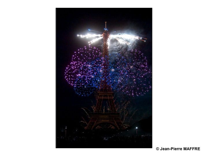 En 2009, la Tour Eiffel avait 120 ans. A l’occasion du feu d’artifice du 14 juillet, elle s’est transformée, dans un déchaînement de feu et de couleur, en bougie géante pour fêter son anniversaire et rendre un hommage à son créateur.