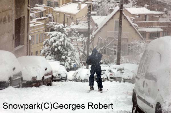 Quand la neige s'abat sur Marseille, la ville se transforme en "snowpark"... Ski, surf, luge, tout est possible dans les rues en forte pente qui descendent de la basilique de Notre-Dame-de-la-Garde...