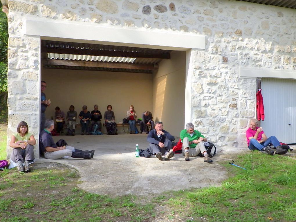 Chars - Piquenique dans "l'abri des randonneurs" près du Moulin de Noisemont
