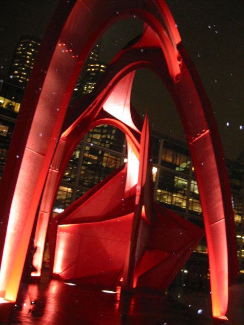 <P><STRONG>Images volées la nuit, dans l'un des quartiers les plus défigurés d'Île de France, la Défense</STRONG>. Des Tours immenses surplombent&nbsp;des sculptures fantomatiques, entourant une arche colorée par des spots rouge et vert. Au milieu d'une place, une écran de télévision géant diffuse des publicités aux travailleurs-passants.</P>
<P><STRONG>Ambiance "Blade Runner" assurée</STRONG>, il ne manquerait plus qu'une musique symphonique macabre pour couronner le tout.&nbsp;Pourtant, <STRO