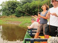 Un dimanche au bord de l'eau.L'Amazone et ses sympathiques Piranhas. Au bout de la barque, très consciencieux , Hélène,Ernesto et Françoise.
